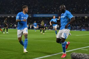 Il Napoli frena in testa, 2-2 col Genoa e l’Inter torna a -1
